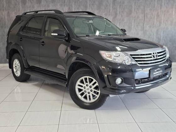 TOYOTA HILUX 3.0 SRV 4X4 CD 7 LUGARES 16V TURBO INTERCOOLER DIESEL 4P AUTOMÁTICO TOYOTA HILUX 3.0 SRV 4X4 CD 7 LUGARES 16V TURBO INTERCOOLER DIESEL 4P AUTOMÁTICO
